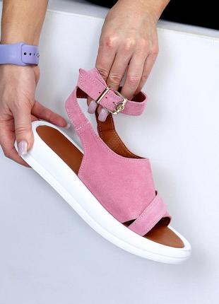 Дизайнерські замшеві рожеві босоніжки – натуральна замша, низький хід