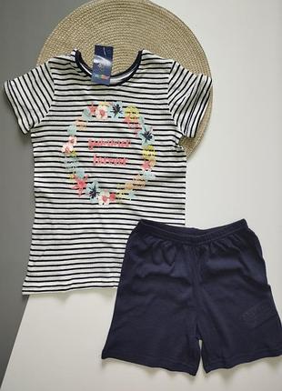 Комплект летний на девочку 110-116 см (4-6 лет), шорты и футболка.