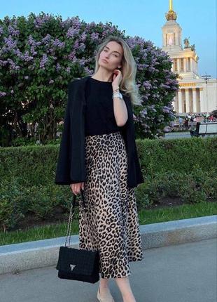 Жіноча трендова шовкова спідниця в принт леопард