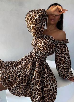 Короткое леопардовое платье с открытыми плечами