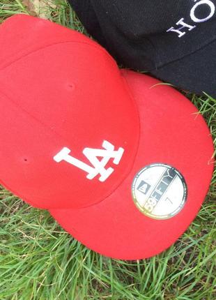 Красная бейсболка с белыми буквами/ бейсболка червона з білими літерами