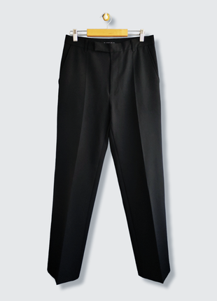 Женские классические брюки sisley
в отличном состоянии.
размер m