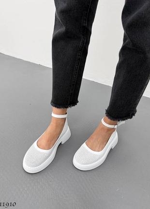 Белые перфорированные кожаные туфли