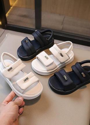 В стилі міу міу босоніжки стильні для дівчинки