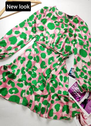 Платье женское атласное миди зеленого розового цвета в принт с рюшами от бренда new look s m