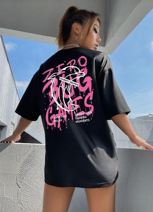 Черная футболка женская оверсайз с принтами4 фото