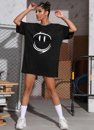 Черная футболка женская оверсайз с принтами2 фото