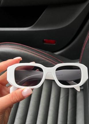 Білі жіночі сонцезахисні окуляри типу prada