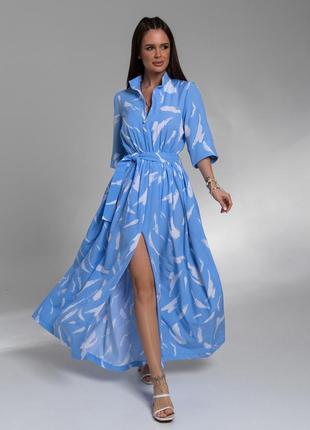 Довге блакитне плаття з принтом і розрізом