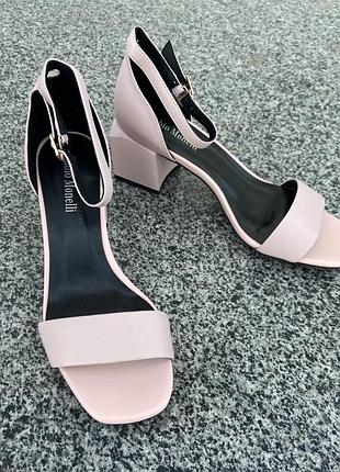 Босоножки на низком каблуке на выпускной последний звонок лето