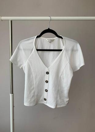 Милая белая блуза с планкой-обманкой с пуговицами, короткий рукав, v-образный вырез.