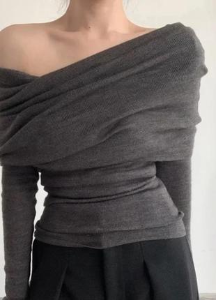 Жіночий пуловер з відкритими плечима