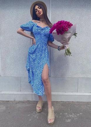 Летнее легкое женское платье с цветочным принтом с открытыми плечами голубая