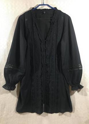 Подовжена чорна  блуза з мереживом бохо