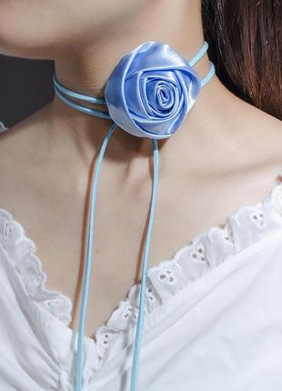 Чокер на шею бутон розы голубой из атласа на замшевом шнурке