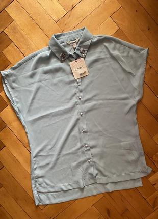 Новая блуза с воротничком, декорированная стразами koton