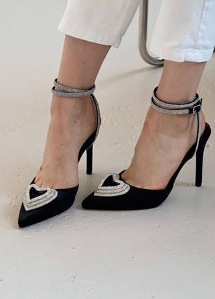 Красивый женские туфли на шпильке с декором сердечком стразами туфельки с острым носком на каблуке с ремешком камушками туфлы на шпильках