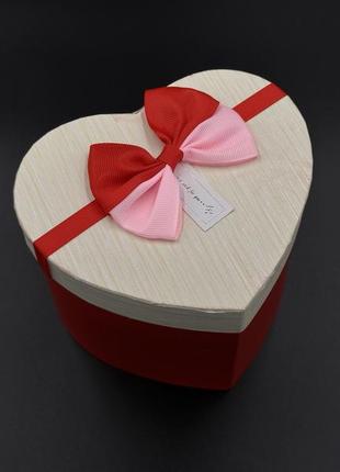 Коробка подарункова з ручками і бантиком. серце. колір біло-червоний. 15х12х12см.2 фото