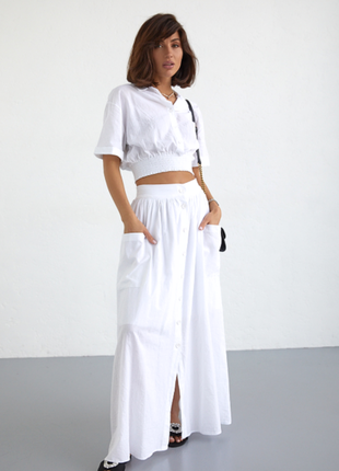 Летний белый костюм с юбкой на пуговицах: изысканность и свежесть
