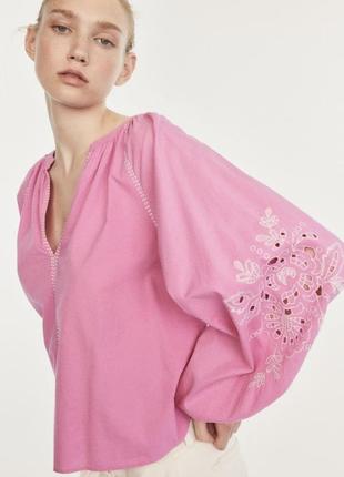 Блуза с вышитыми рукавами