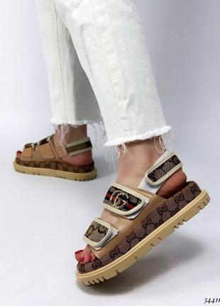 Босоніжки сандалі гучі gucci текстиль на липучках коричневі бежеві на високій тракторній масивній