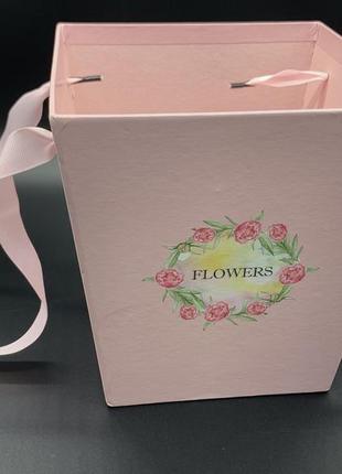 Коробка подарункова для квітів картонна з ручкою колір рожевий. 18х17см