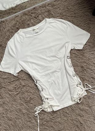 Біла футболка з зав’язками
