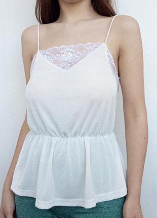 Біла майка з мереживом