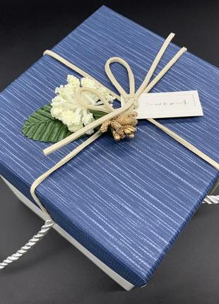 Коробка подарункова з квіточкою і ручками. колір синій. 13х13х13см.1 фото
