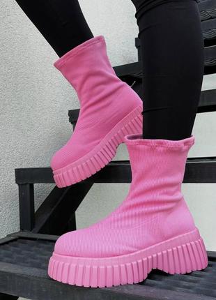 Яркие женские ботинки на высокой подошве платформе с мехом розовые