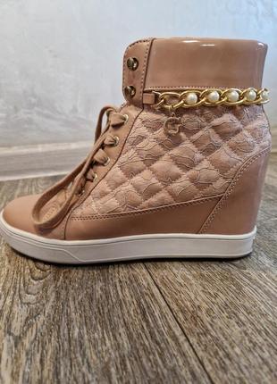 Пудрові снікери guess