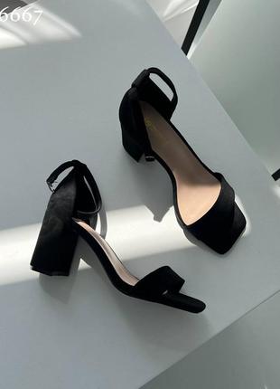 Черные женские босоножки на каблуке каблуке с квадратным мысом
