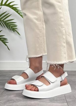 Білі жіночі босоніжки сандалі на липучках на високій підошві потовщеній з натуральної шкіри шкіряні босоніжки сандалі з липучками
