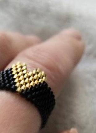 Кольцо чёрное с сердечком сердцем золотистое из бисера плетеное широкое украшение