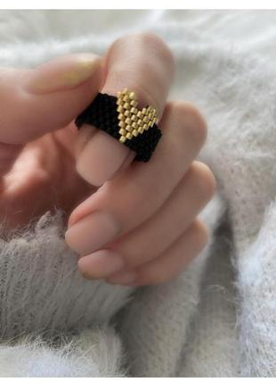 Кольцо чёрное с сердечком сердцем золотистое из бисера плетеное широкое украшение
