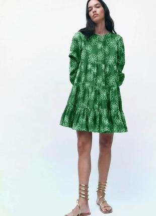 Стильное летящее платье трендового зеленого цвета с вышивкой модными цветами