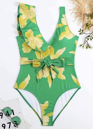 Привлекательный яркий купальник слитный цельный