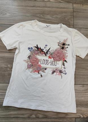 Белая футболка с объемными цветами