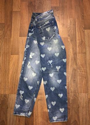 Стильные джинсы с сердечками женские средняя посадка