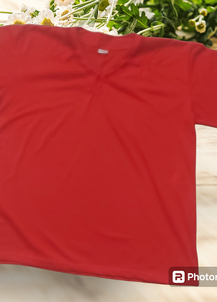 Яскраво-червона жіноча футболка, розмір 48-50