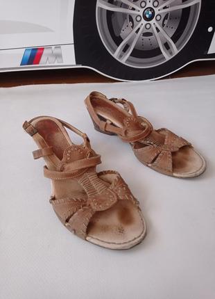 Hush puppies. кожаные босоножки на танкетке 39 размер.