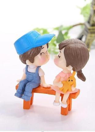 Фигурки пара на скамейке