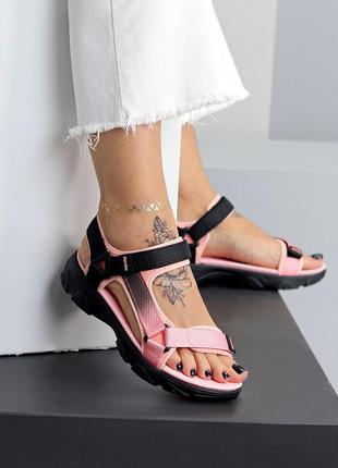 Пудра рожеві чорні жіночі босоніжки на липучках босоніжки з липучками