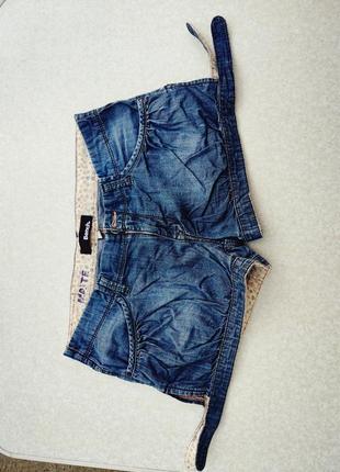 Стильні фірмові шорти.