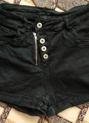 Коротенькі чорні шорти джинсові