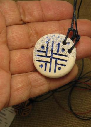 Путешественник предохраняет на защиту в дороге