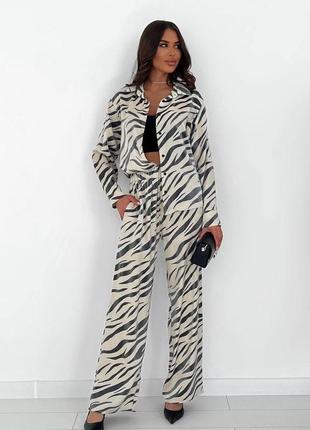 Стильний жіночий костюм двійка з сорочкою та штанами з принтом зебри