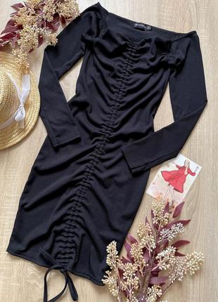 Трендове плаття в рубчик зі стяжкою спущеними плечима