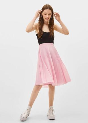Розовая миди-юбка плиссе bershka