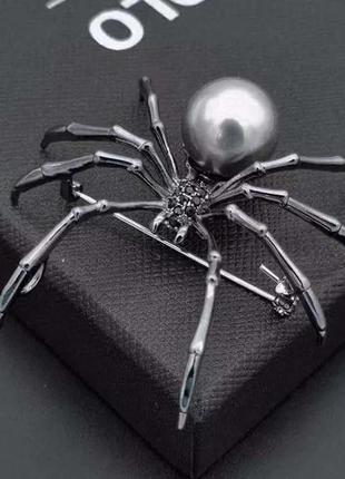 Креативна брошка павук